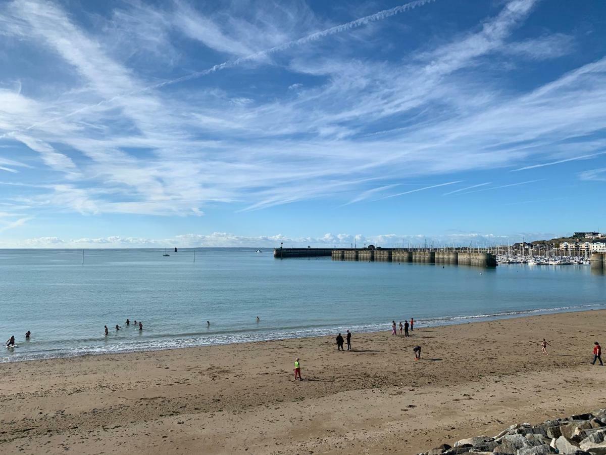 Les Pieds Dans L'Eau Acces Direct A La Plage ! Granville Bagian luar foto